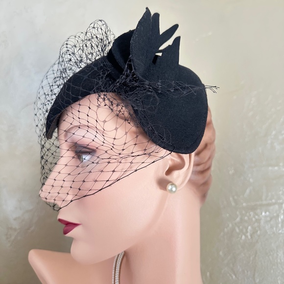 GLAMOROUS 1950\'s BLACK FELT TOQUE WITH FELT \
